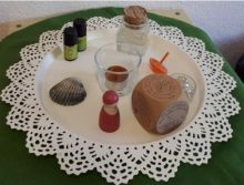 Deckchen mit Figuren W&uuml;rfel Fl&auml;schchen und Stein