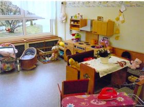 Gelbe Kinderk&uuml;che TIsche