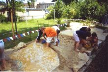 Kinder beim Spielen im Sandkasten