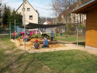 Kinder beim Spielen im Sandkasten