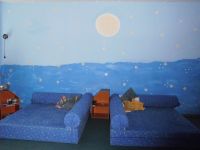 Ruheliegen in blauem Zimmer